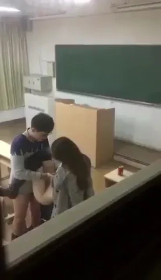일반-학교에서 여친이랑 섹스하는 모습을 몰래 찍힘  국산야동 한국야동