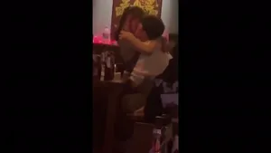 펍에서 대놓고 떡치는 커플  국산야동 한국야동