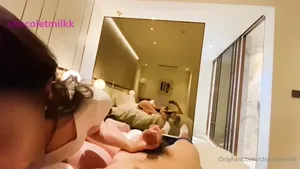 초대남과 1대1 휴대폰 촬영하는 초코와이프  국산야동 한국야동